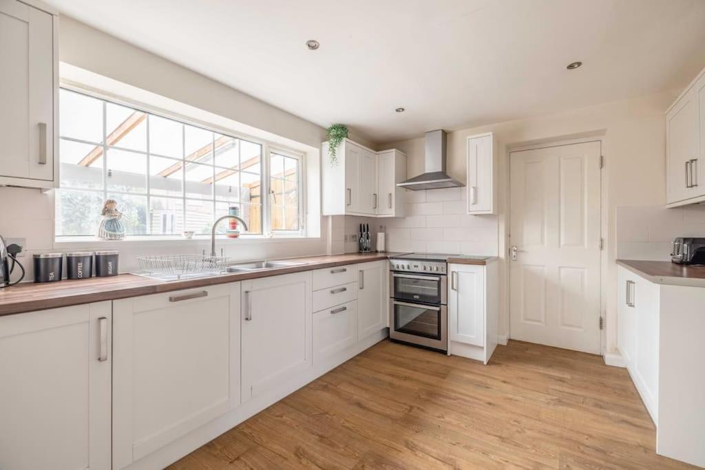 3-Bed Family Home With Parking & Large Garden Windsor Eksteriør bilde