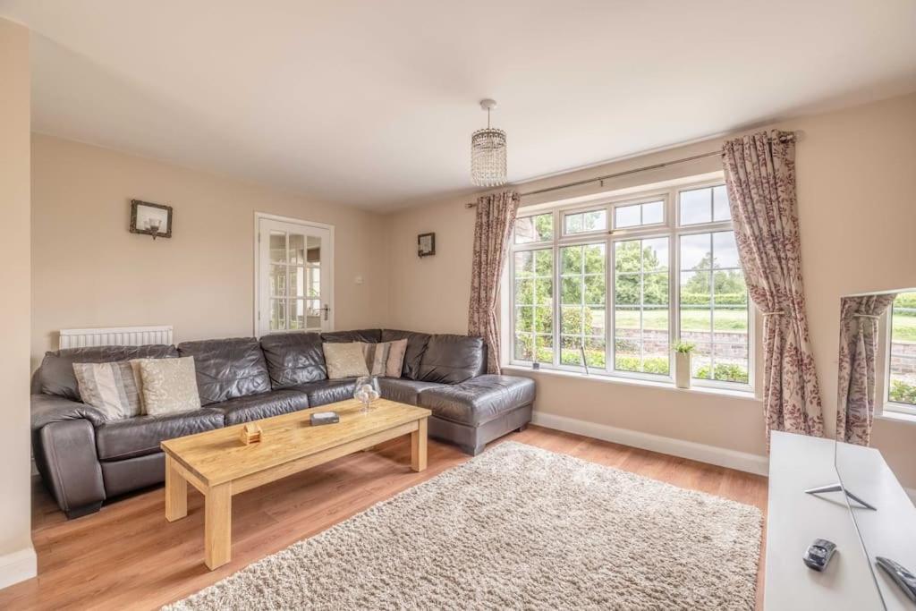 3-Bed Family Home With Parking & Large Garden Windsor Eksteriør bilde