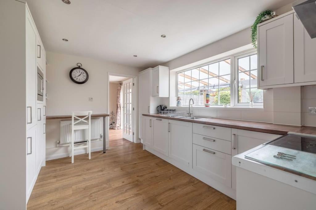 3-Bed Family Home With Parking & Large Garden Windsor Eksteriør bilde